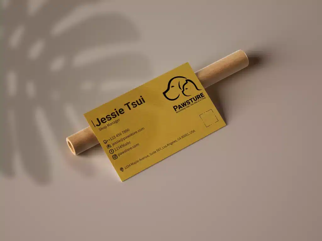 一张有趣的宠物店名片设计,以黄色背景和微妙的骨骼图案为特色,辅以大胆的黑色文字,清晰醒目。