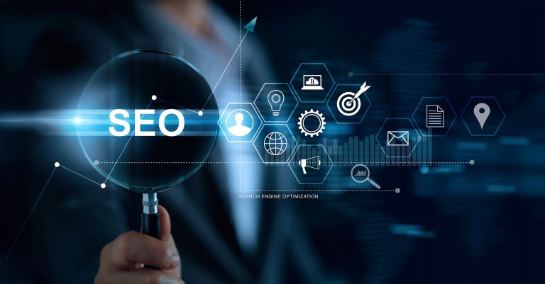 SEO搜索引擎优化营销概念与商人使用放大镜搜索网站和网络进行数字营销。
